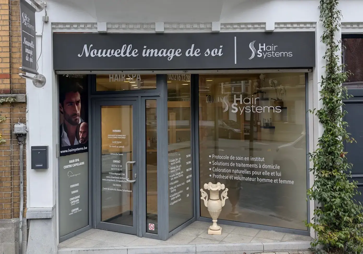 photo grand format : vitrine lettrée et film dépoli