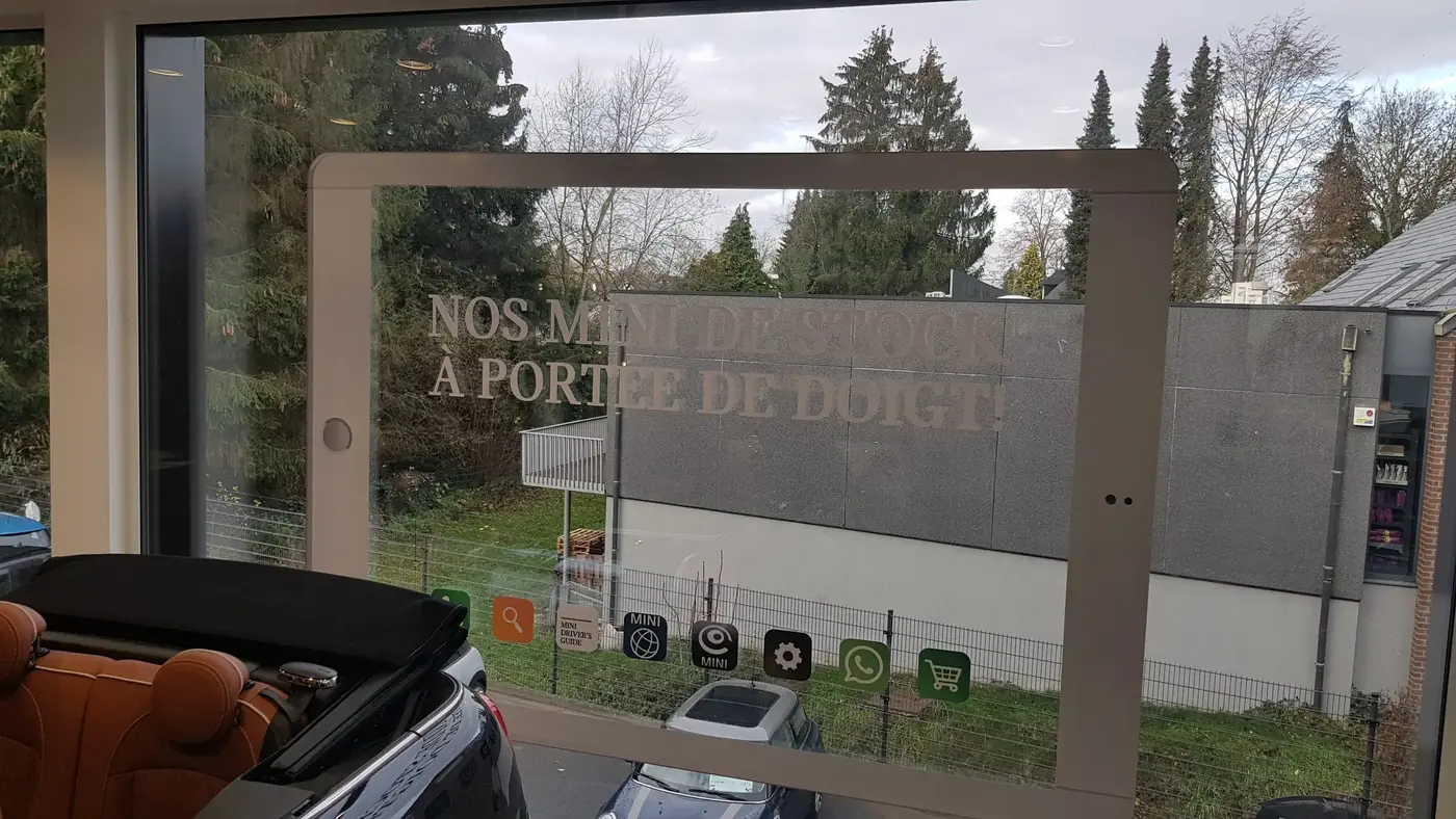 photo grand format : vitrine lettrée et film dépoli