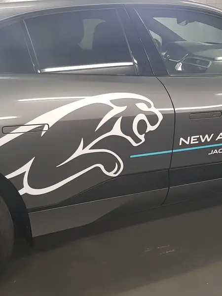 lettrage sur JAGUAR — Réalisation Blackbee