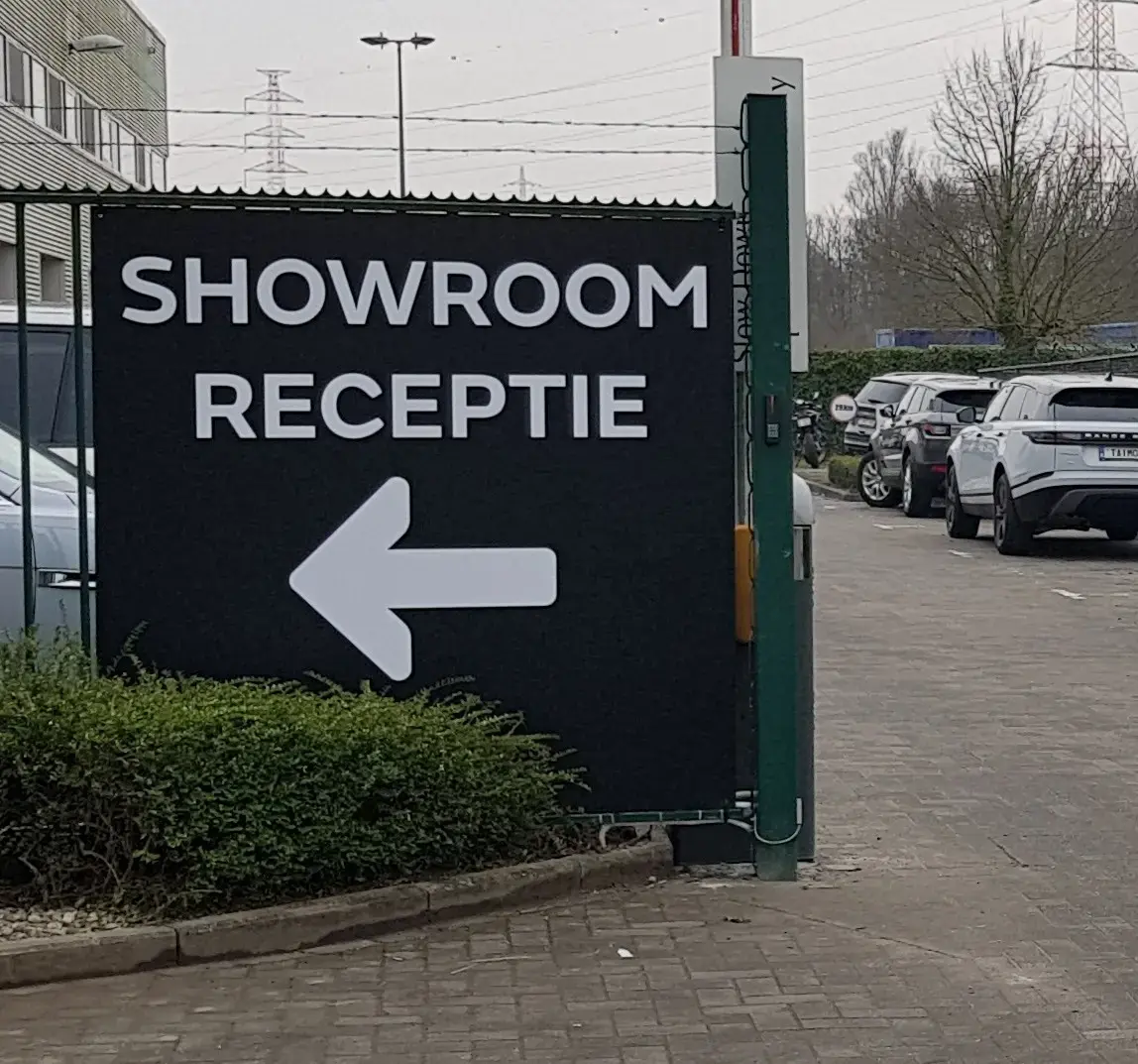 photo grand format : totems et plaques de porte en situation