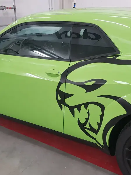 lettrage sur Dodge Challenger SRT Hellcat — Réalisation Blackbee