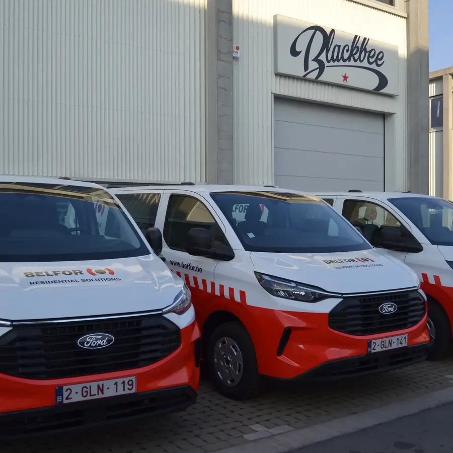 utilitaires alignés devant l’atelier