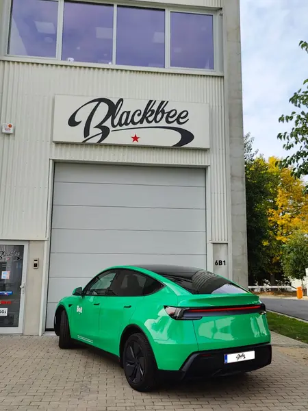 covering sur Tesla Y — Réalisation Blackbee