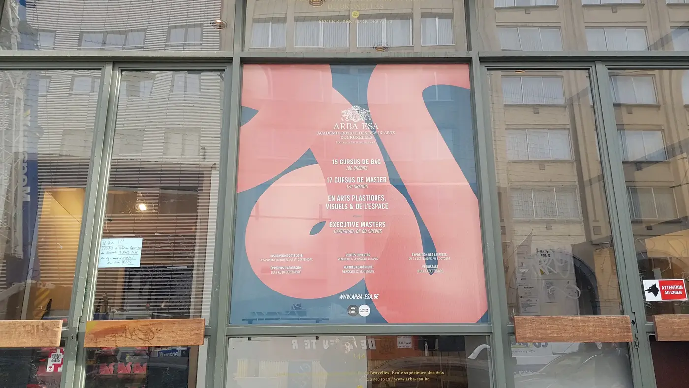 photo grand format : vitrine lettrée et film dépoli