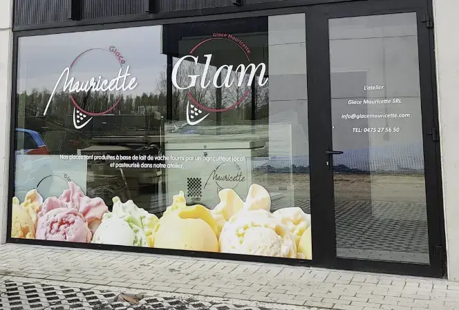 photo grand format : vitrine lettrée et film dépoli