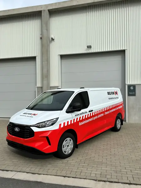 semi-covering sur Ford transit custom — Réalisation Blackbee